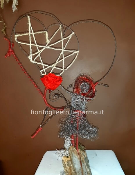 Romantica con cuore e rosa stabilizzata